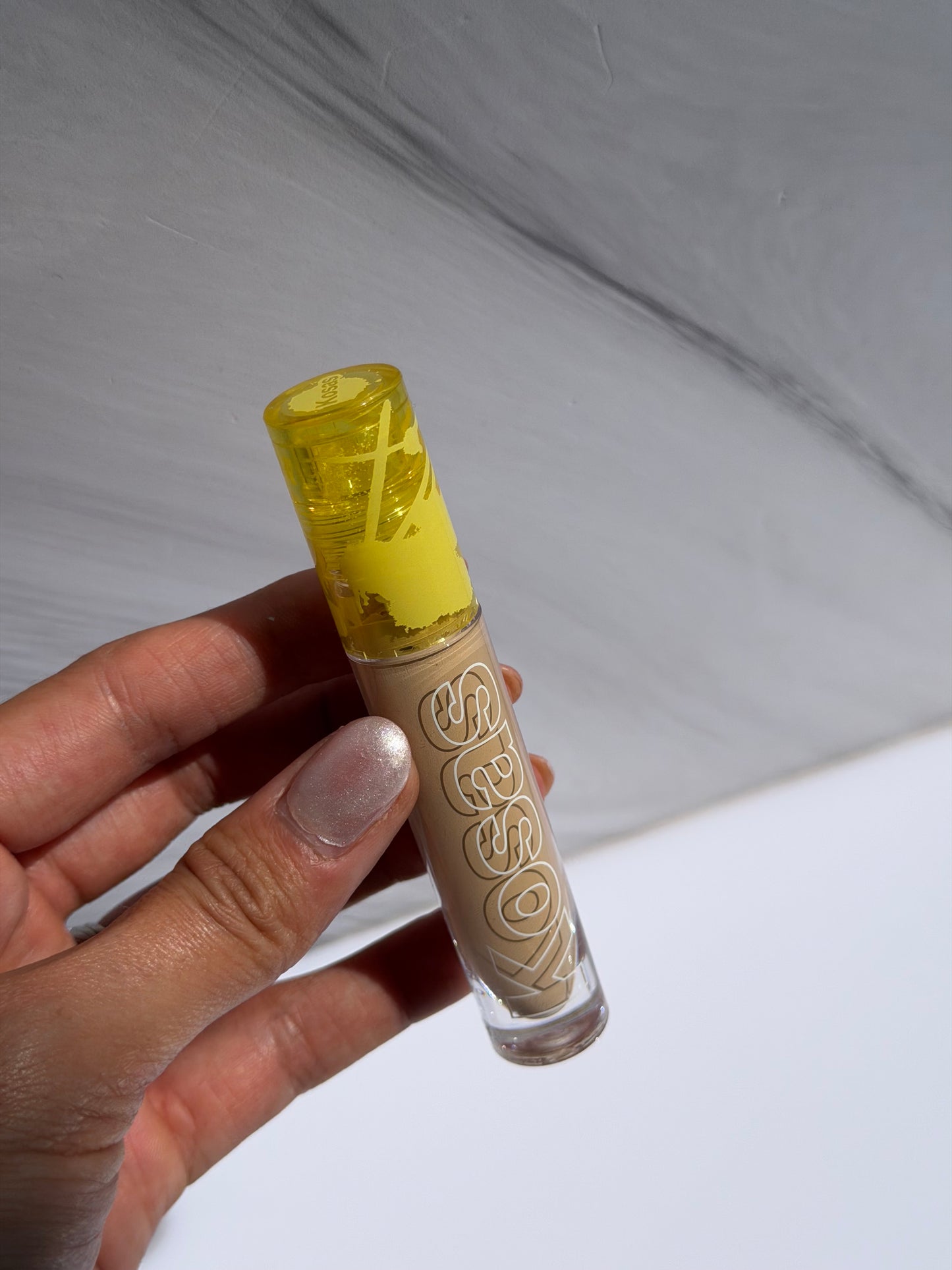 Kosas Revealer Super Creamy + Brightening Concealer with Caffeine and Hyaluronic Acid Tono- 04N