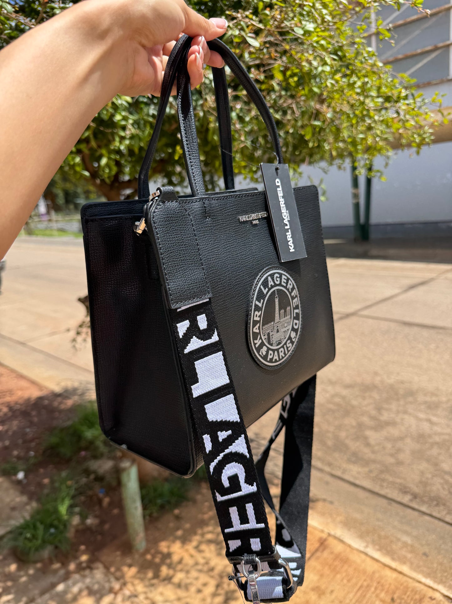 Crossbody Karl Lagerfeld con Strap grueso Negra