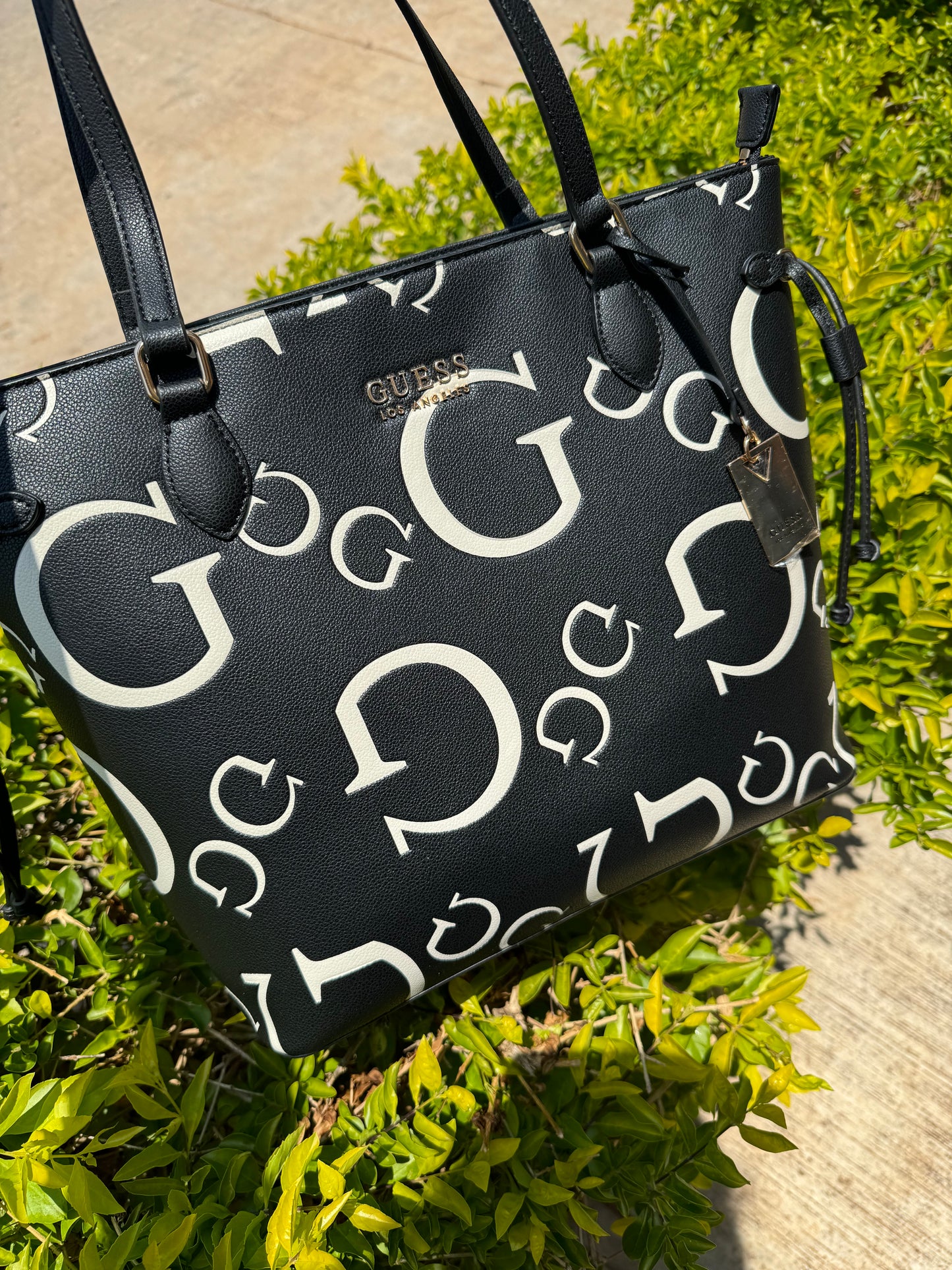 Shoulder Bag Guess Negra con logo Blanco