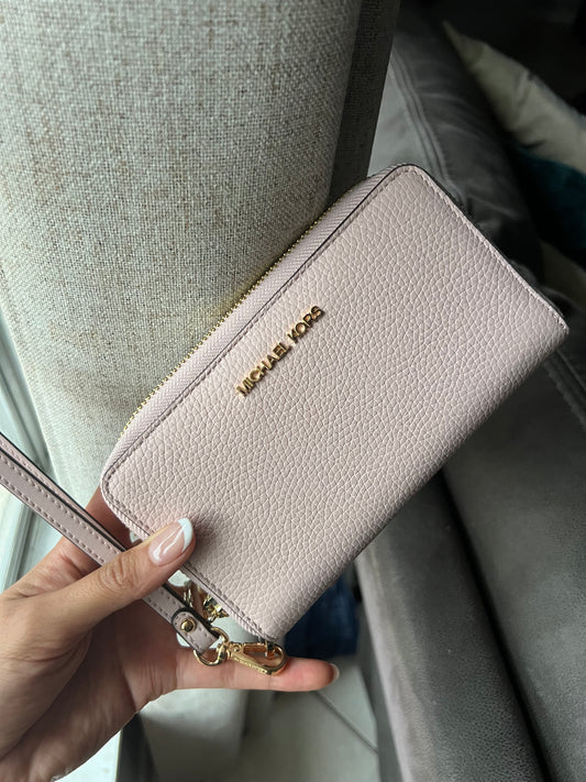 Cartera Michael Kors estilo muñequera baby pink