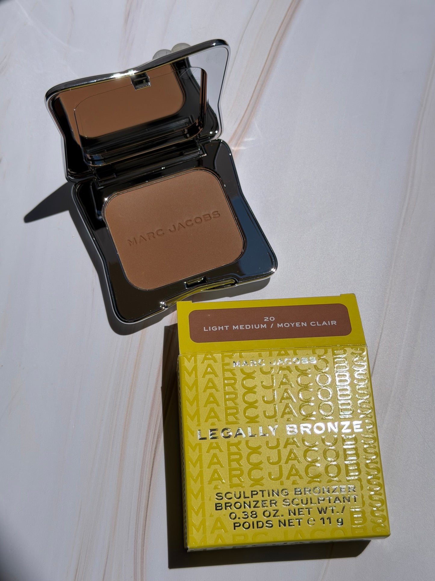 Marc Jacobs Beauty- Legally Bronze Talc-Free Blurring Powder Bronzer- TONO- 20 LIGHT MÉDIUM