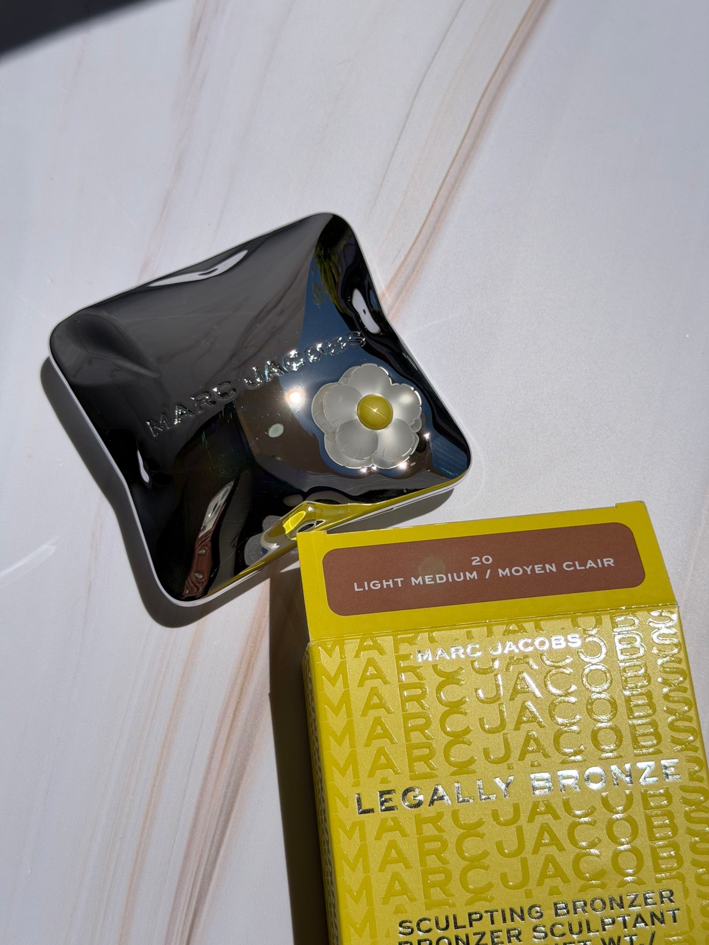Marc Jacobs Beauty- Legally Bronze Talc-Free Blurring Powder Bronzer- TONO- 20 LIGHT MÉDIUM