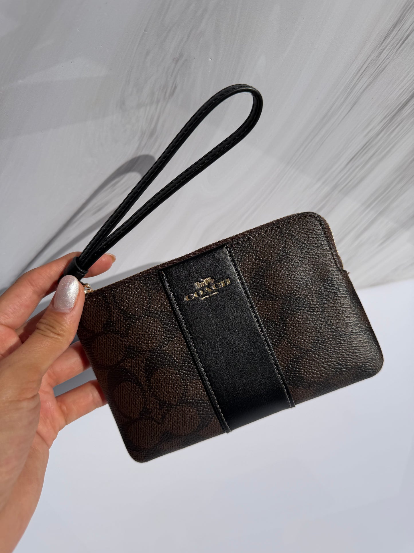 Muñequera Coach Sencilla- Chocolate Franja Negra