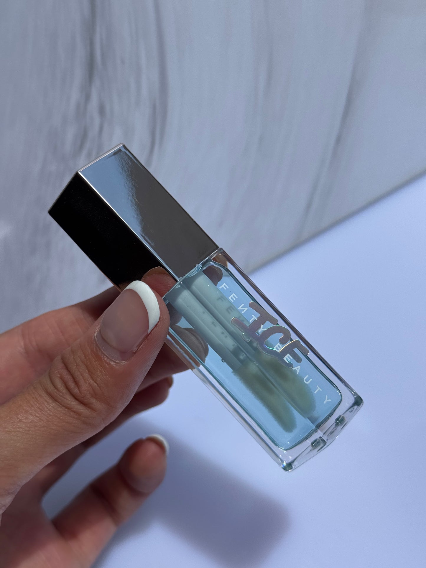 Gloss BOMB ICE Fenty Beauty Lip Gloss Tono- COLD HEART’D (sin caja)