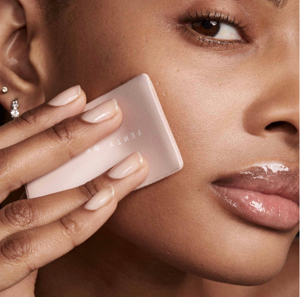 Invisimatte Instant Setting + Blotting Powder Fenty Beauty By Rihanna