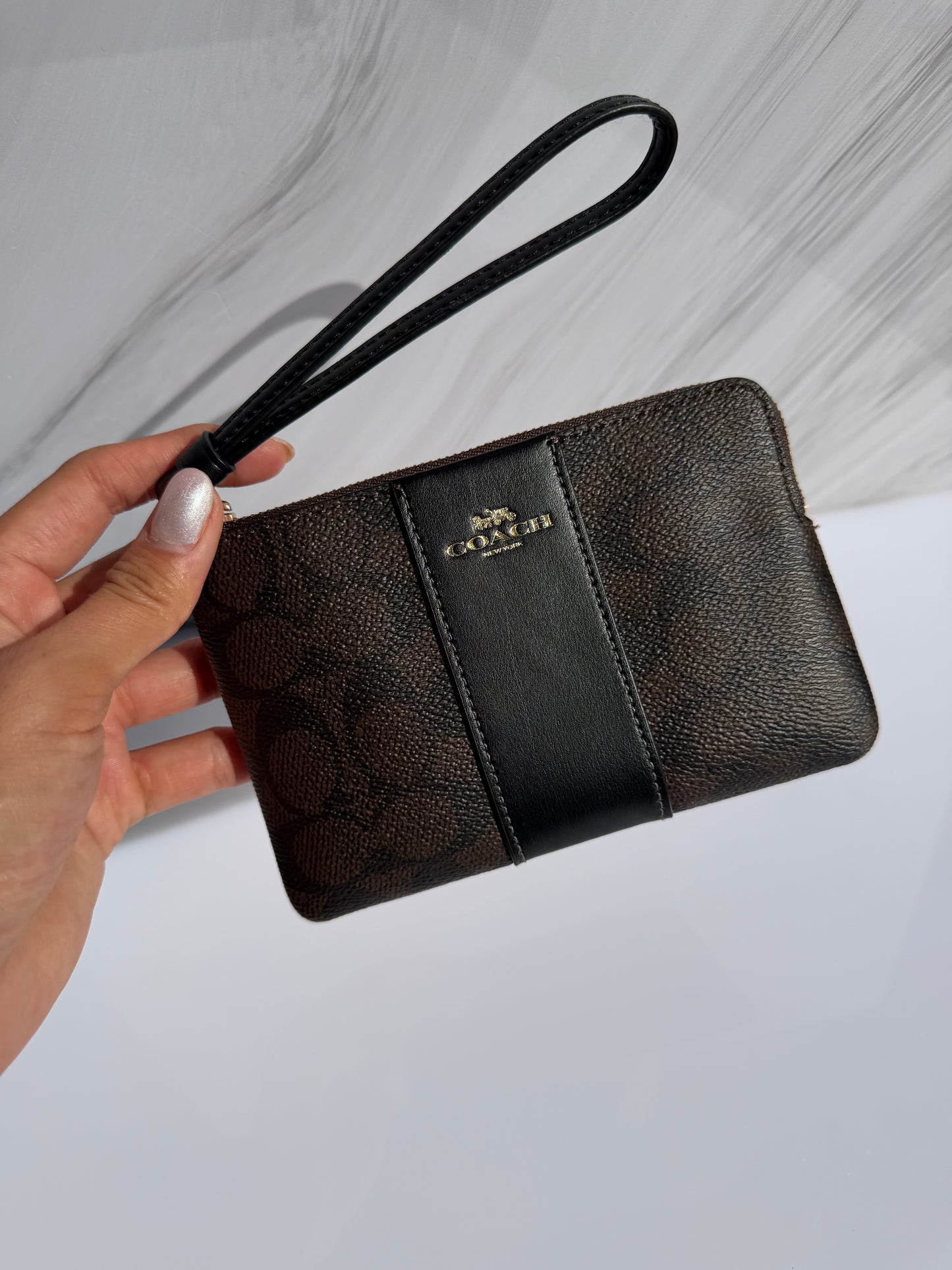 Muñequera Coach Sencilla- Chocolate Franja Negra