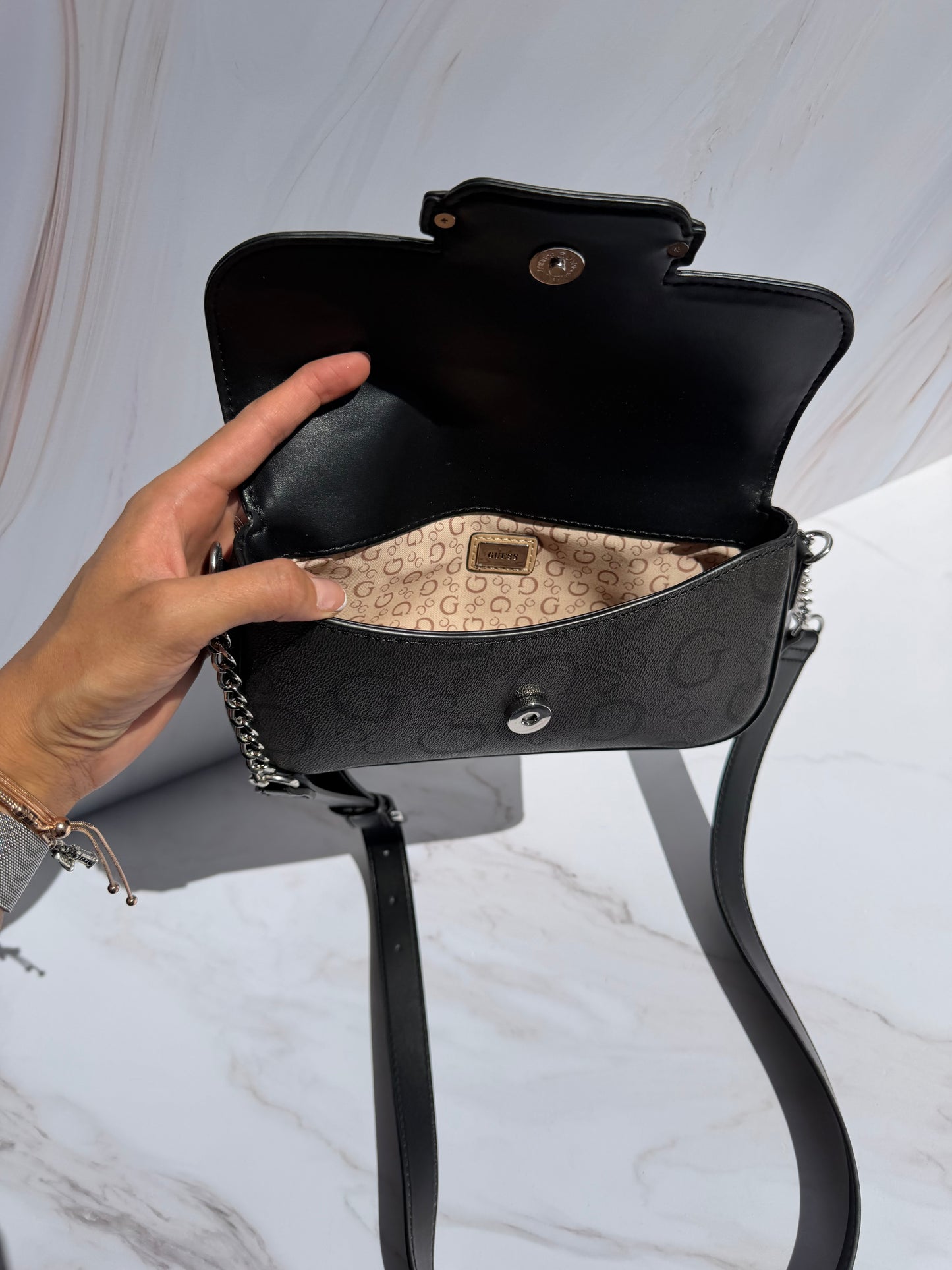 Crossbody GUESS Negra con logo