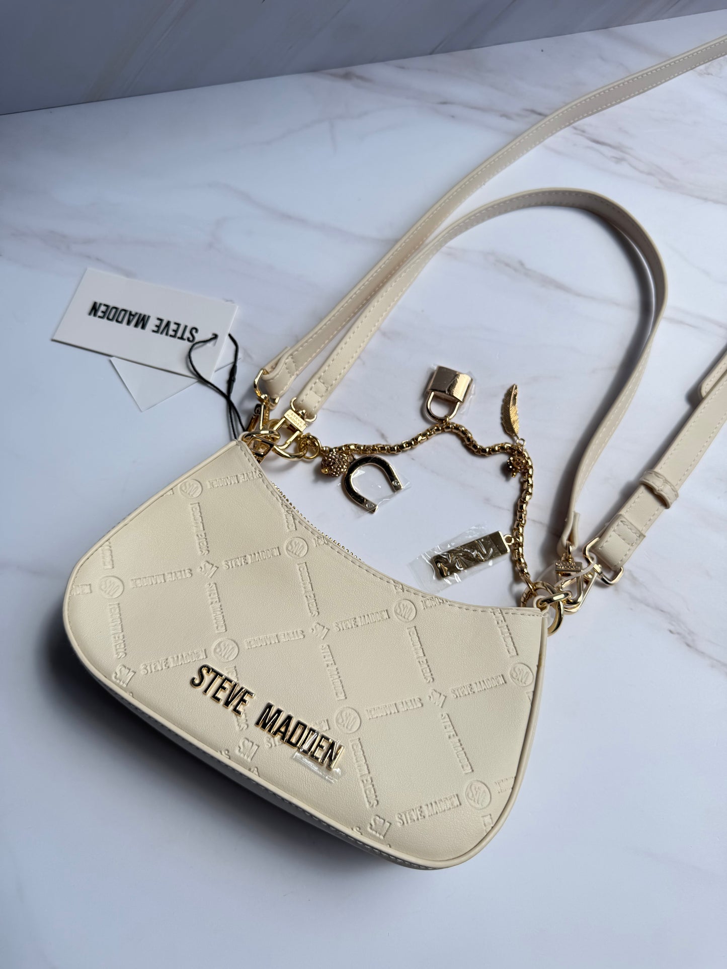 Crossbody STEVE MADDEN-Color Crema con charms
