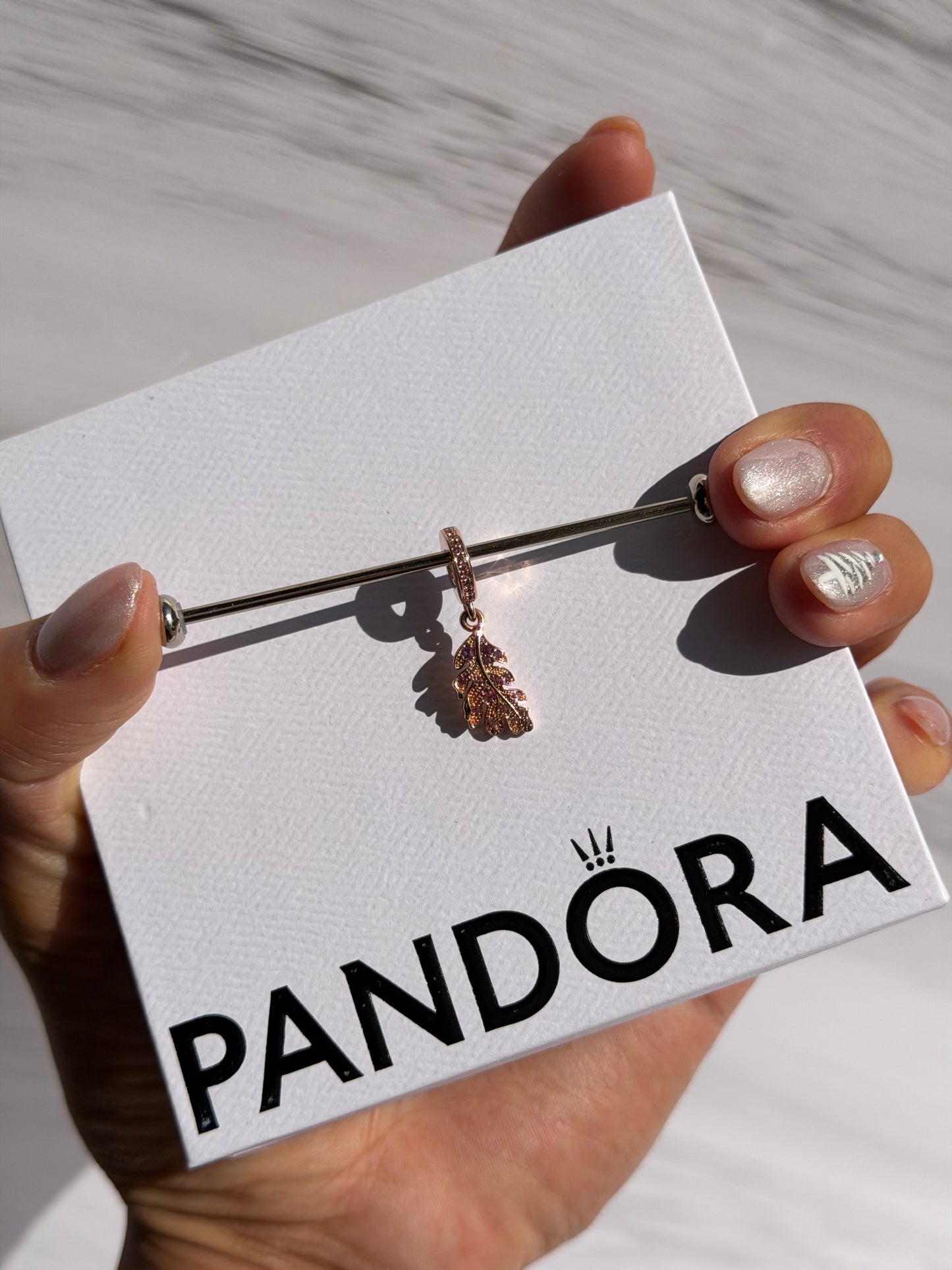 Charm colgante pluma con piedras lilas en oro rosado PANDORA ESPAÑA