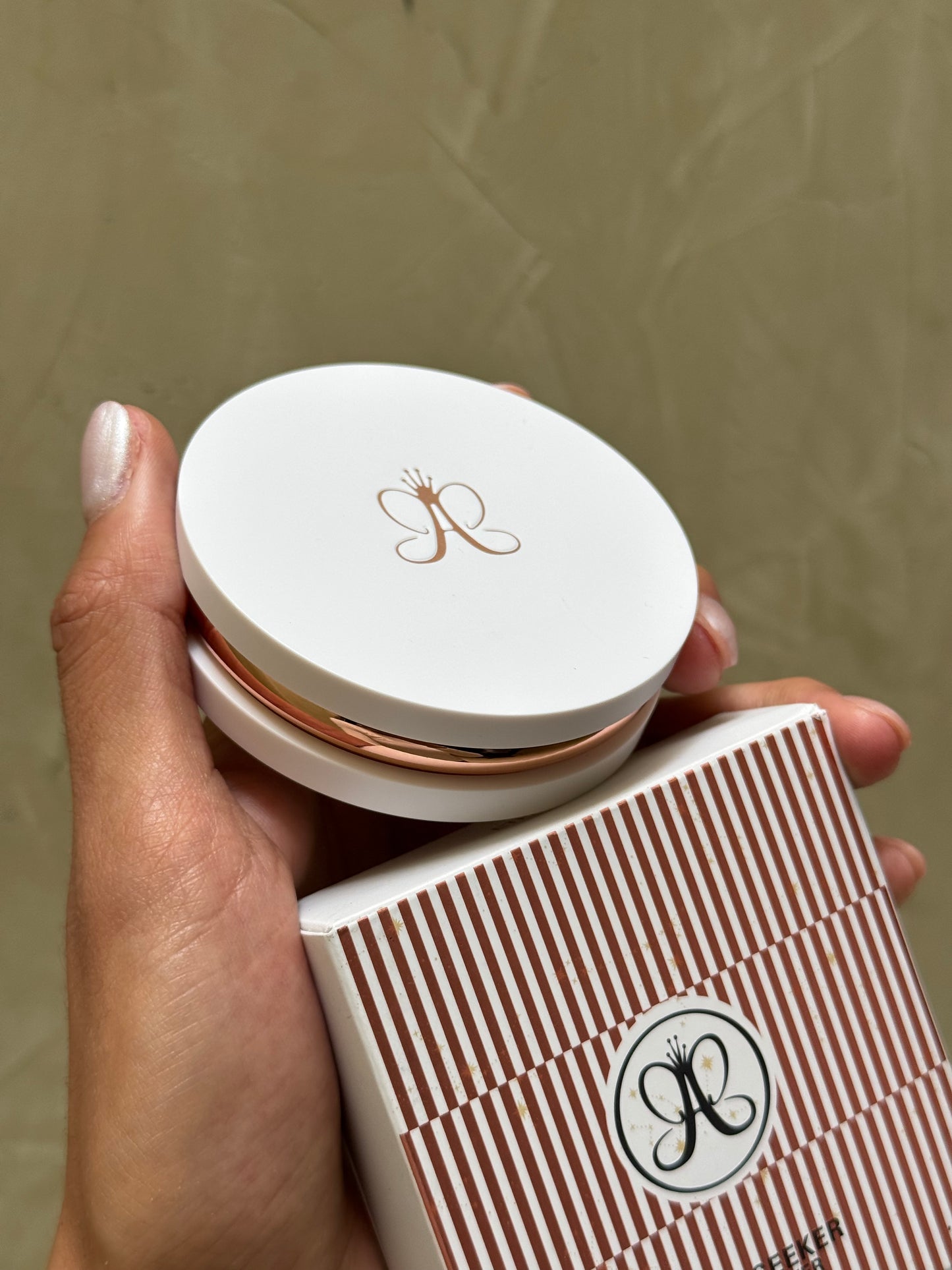 Anastasia Beverly Hills Glow Seeker Champagne Gold Powder Highlighter Tono- ETHEREAL