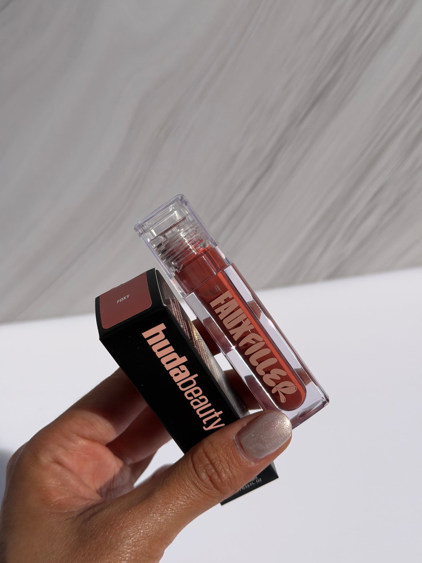 HUDA BEAUTY Faux Filler Shiny Non-Sticky Lip Gloss Tono- FOXY