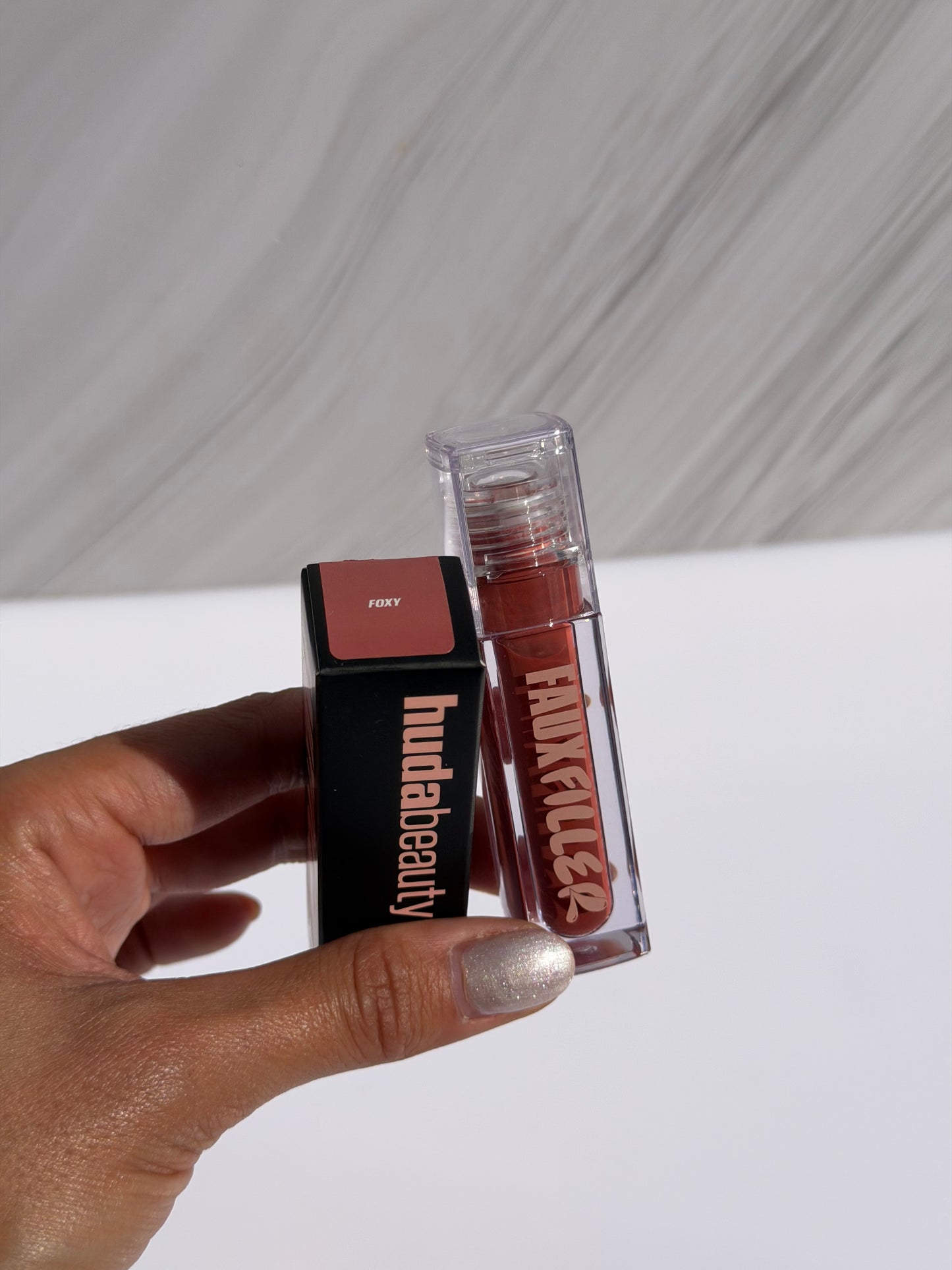 HUDA BEAUTY Faux Filler Shiny Non-Sticky Lip Gloss Tono- FOXY