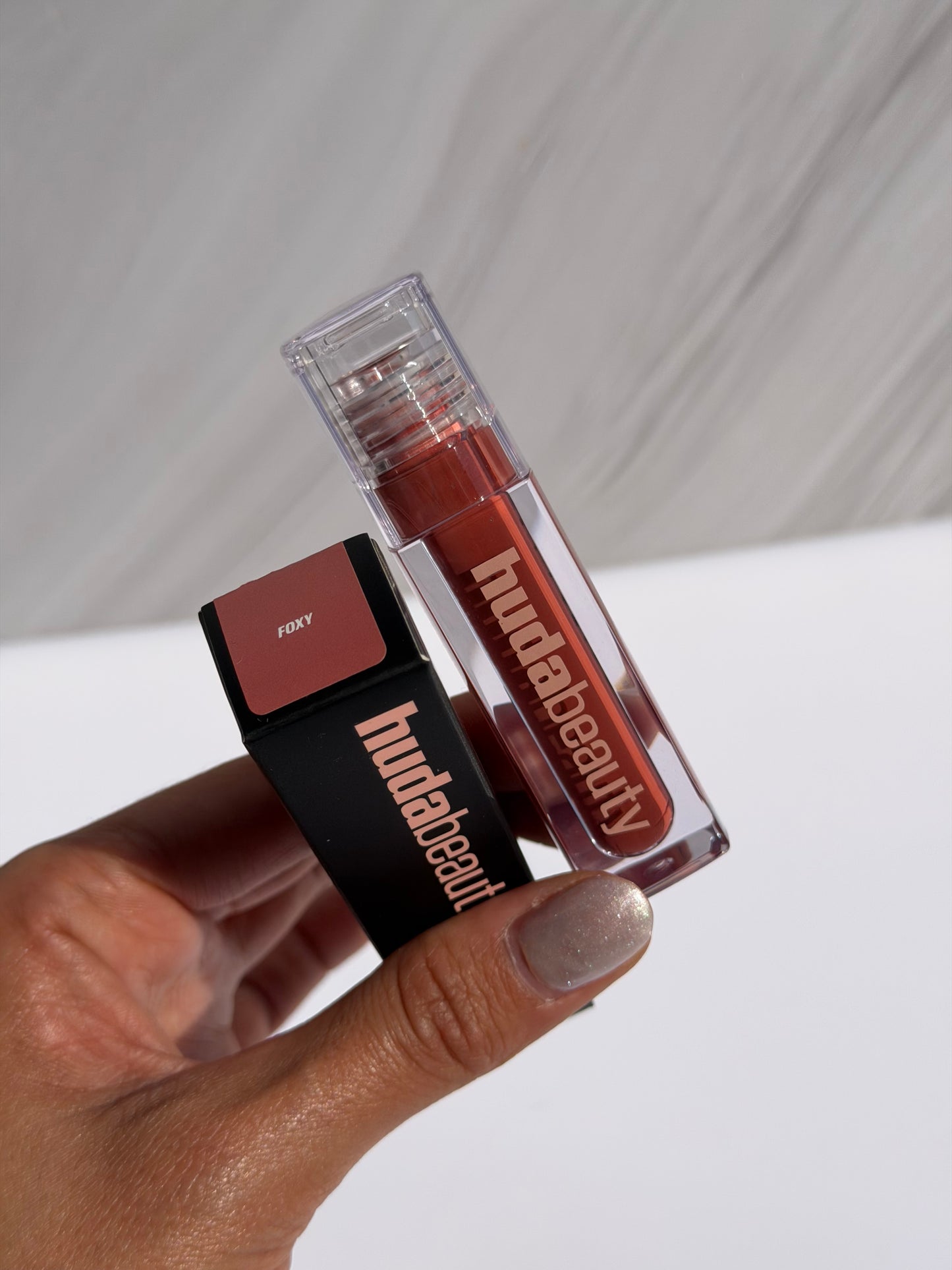 HUDA BEAUTY Faux Filler Shiny Non-Sticky Lip Gloss Tono- FOXY