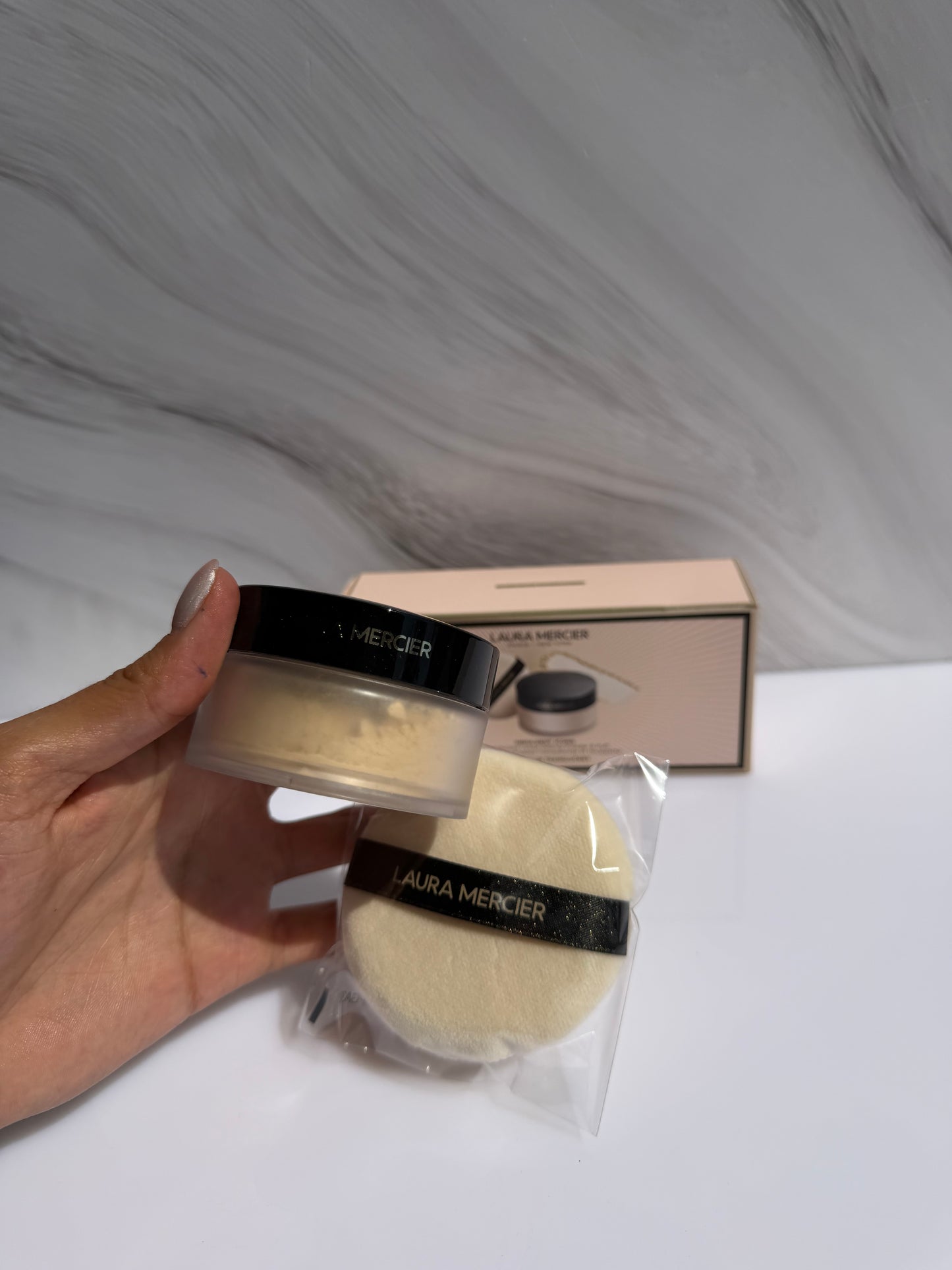 Indulgent Icons Translucent Loose Setting Powder ULTRA-BLUR & Velour Puff Set- Laura Mercier 20gr