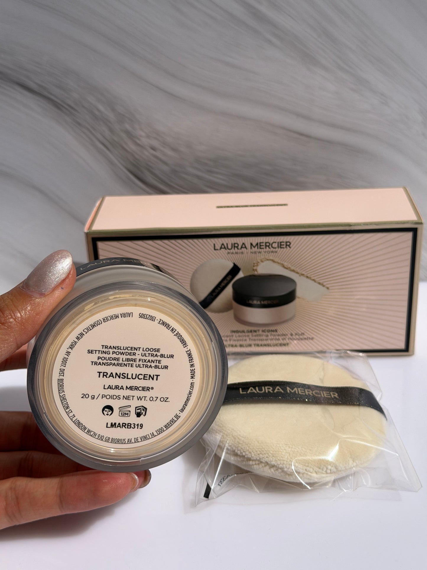 Indulgent Icons Translucent Loose Setting Powder ULTRA-BLUR & Velour Puff Set- Laura Mercier 20gr