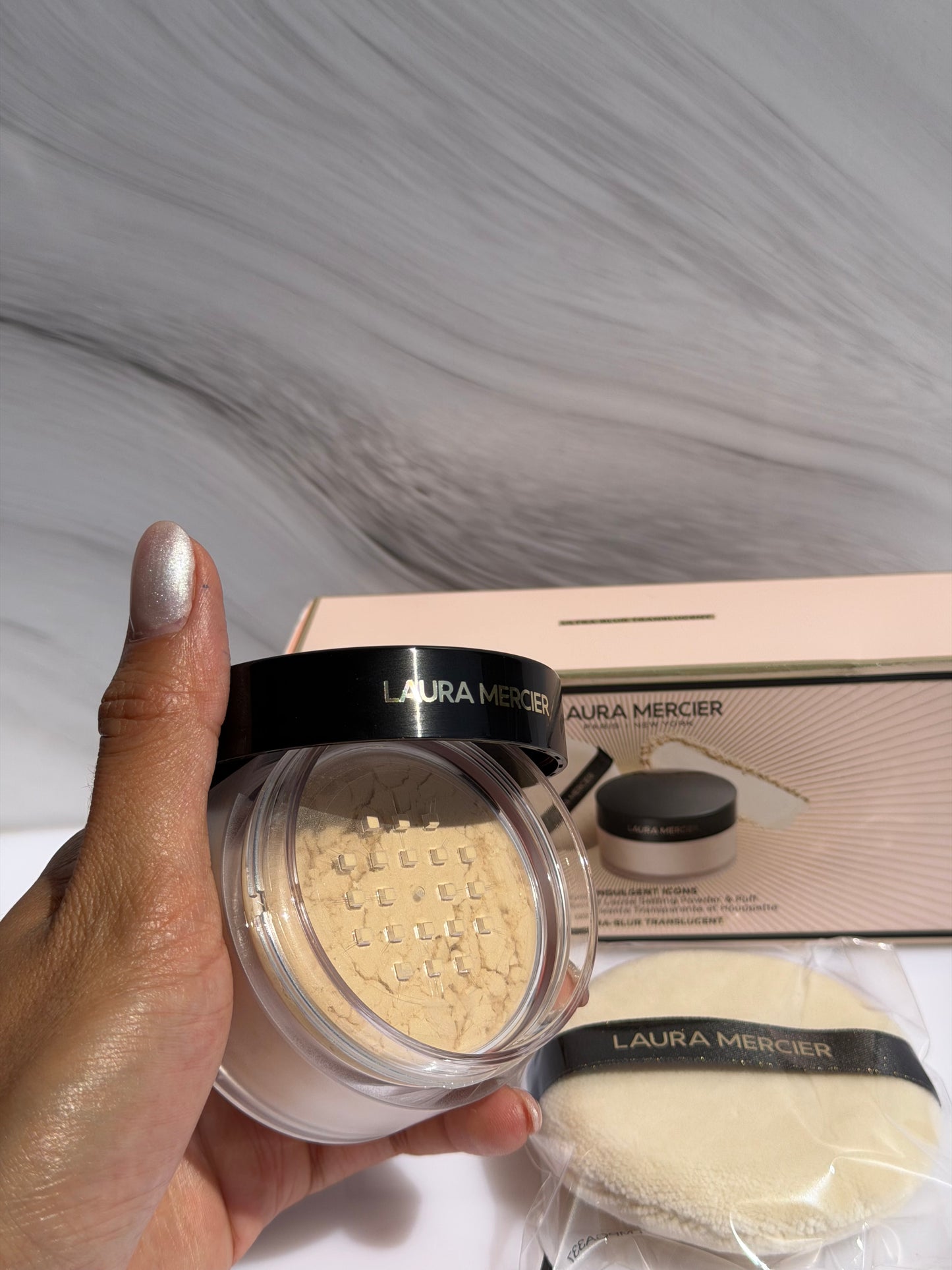 Indulgent Icons Translucent Loose Setting Powder ULTRA-BLUR & Velour Puff Set- Laura Mercier 20gr