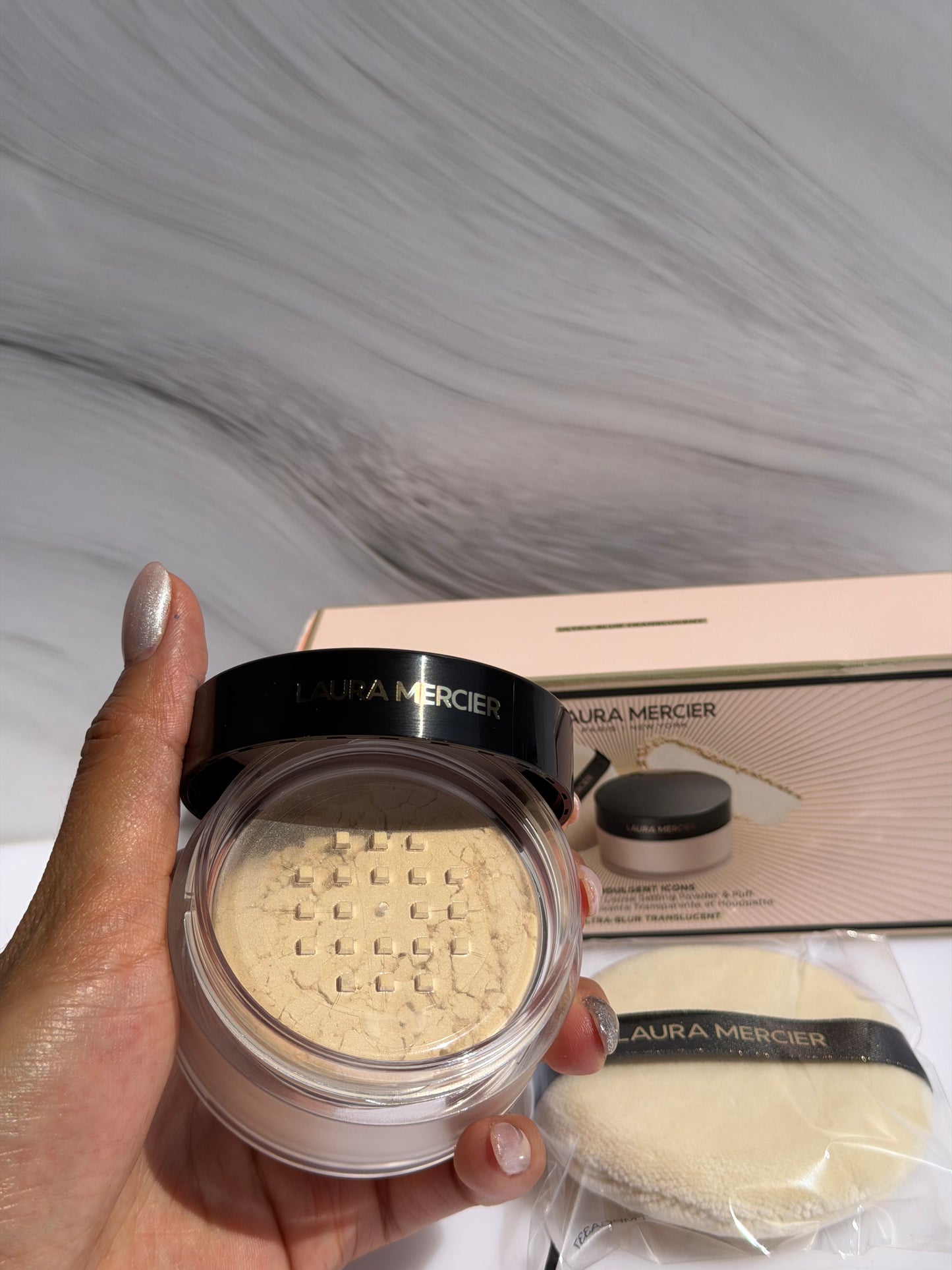 Indulgent Icons Translucent Loose Setting Powder ULTRA-BLUR & Velour Puff Set- Laura Mercier 20gr