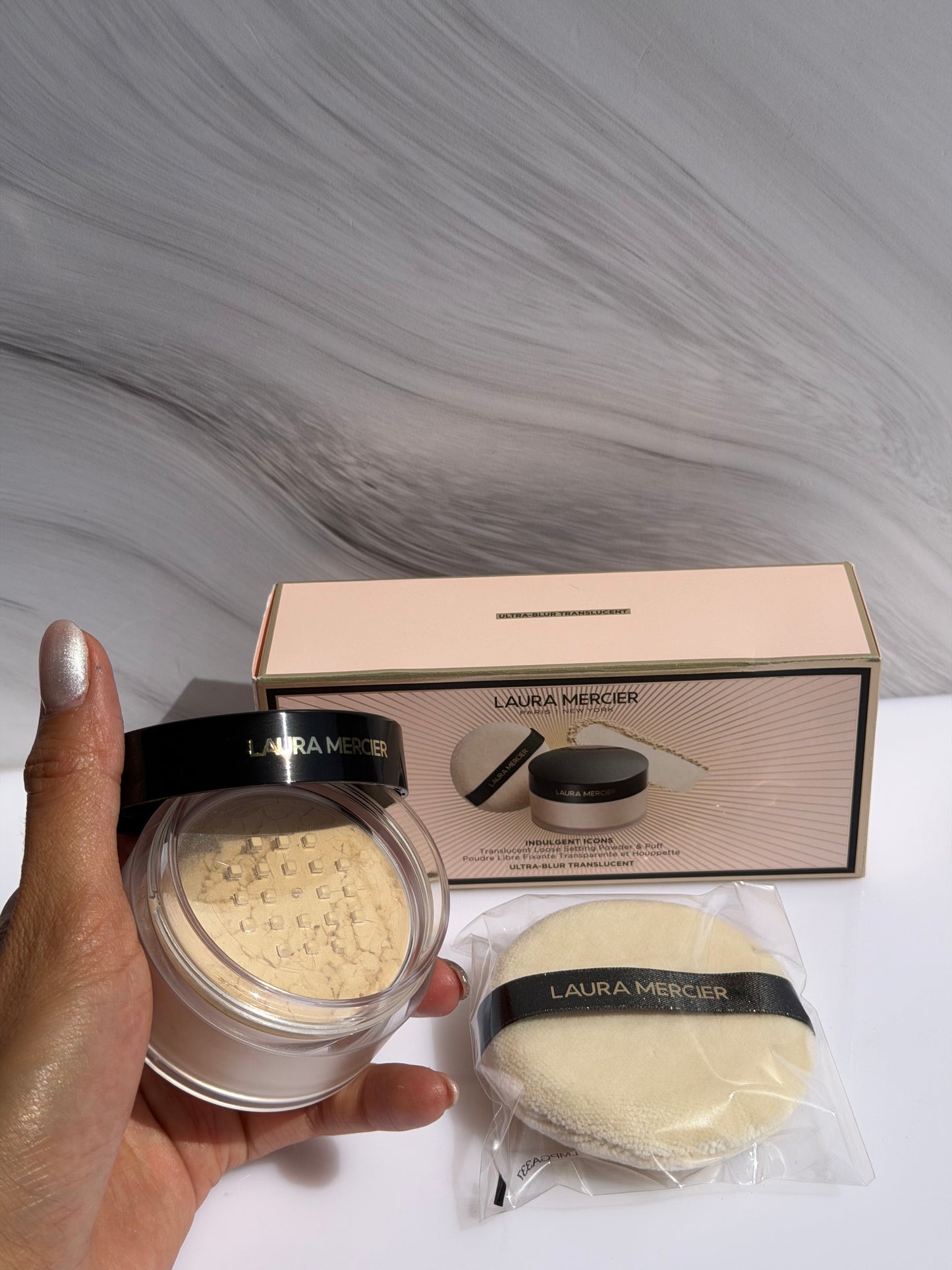 Indulgent Icons Translucent Loose Setting Powder ULTRA-BLUR & Velour Puff Set- Laura Mercier 20gr