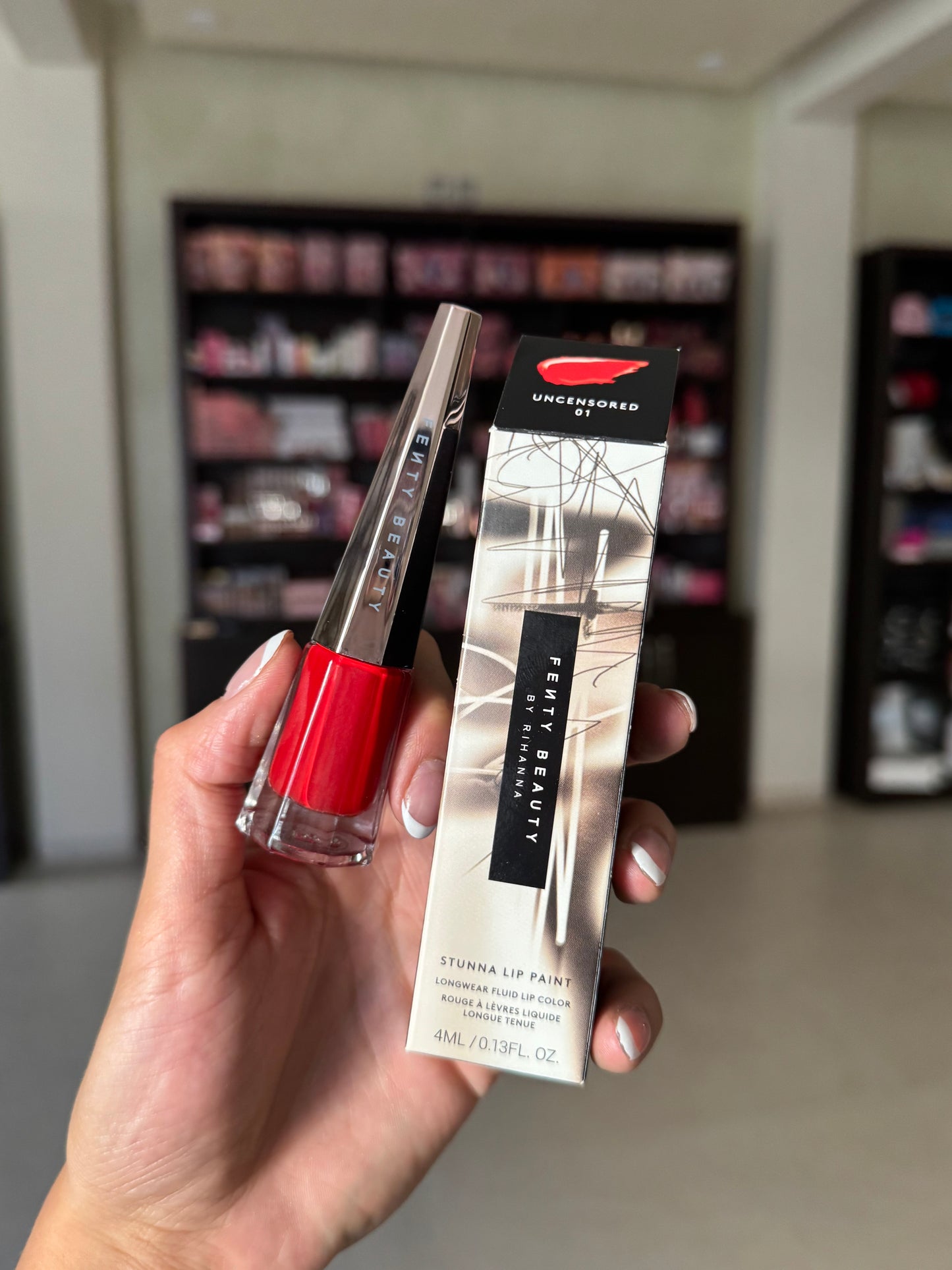 STUNNA LIP PAINT LONGWEAR FLUID LIP COLOR (LABIAL LÍQUIDO DE LARGA DURACIÓN) Tono Uncensored Fenty Beauty