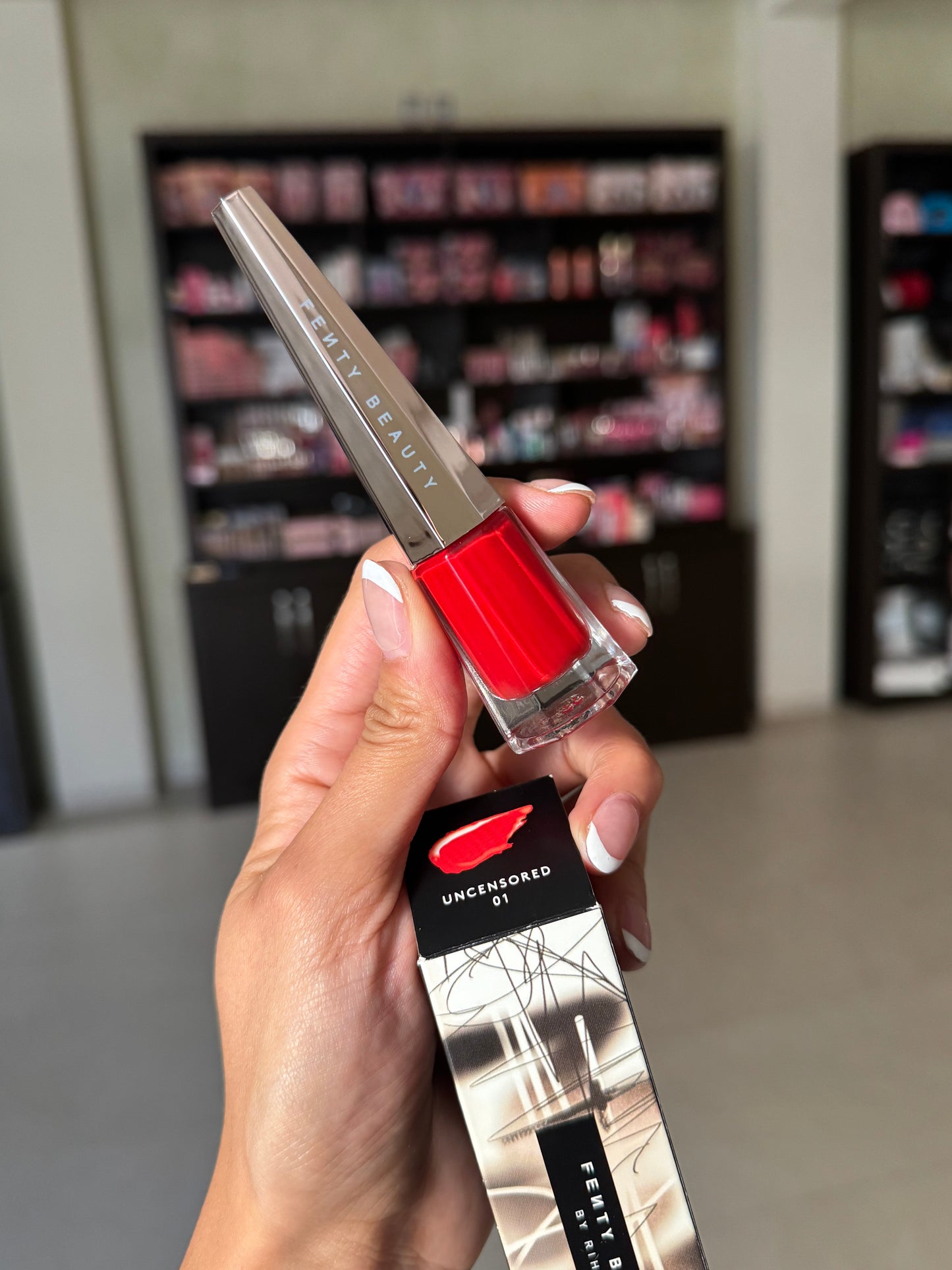 STUNNA LIP PAINT LONGWEAR FLUID LIP COLOR (LABIAL LÍQUIDO DE LARGA DURACIÓN) Tono Uncensored Fenty Beauty