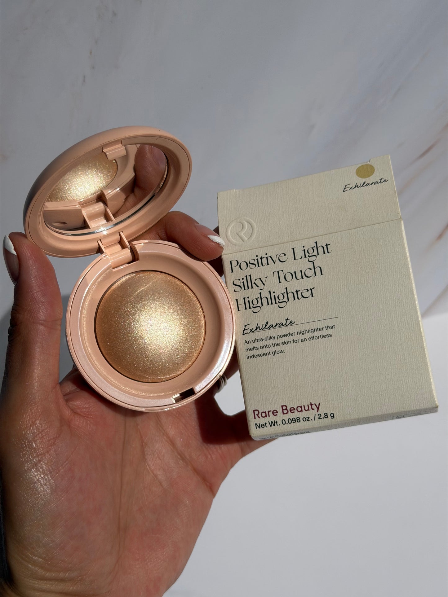 Positive Light Silky Touch Highlighter Rare Beauty tono EXHILARATE