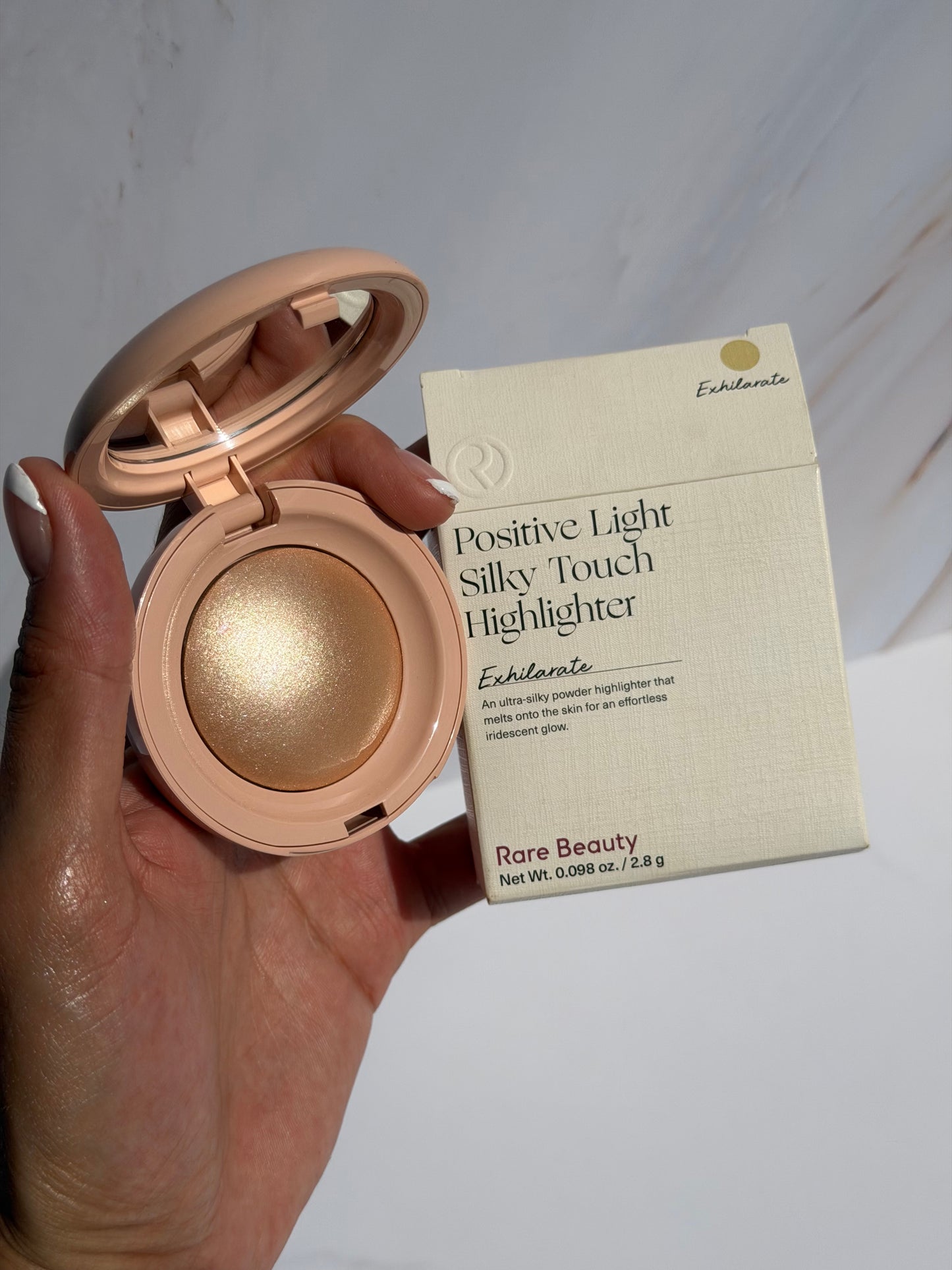 Positive Light Silky Touch Highlighter Rare Beauty tono EXHILARATE