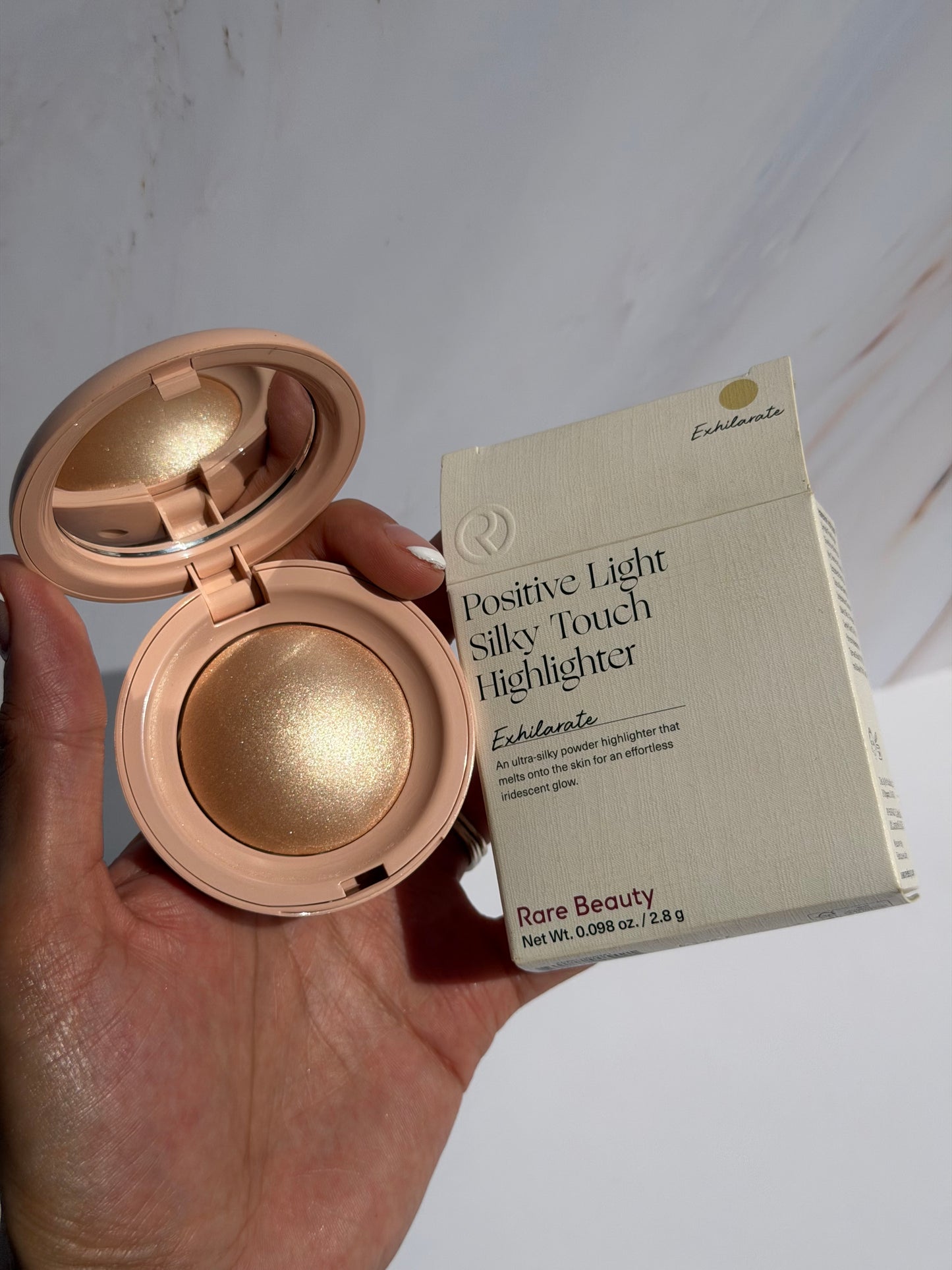 Positive Light Silky Touch Highlighter Rare Beauty tono EXHILARATE