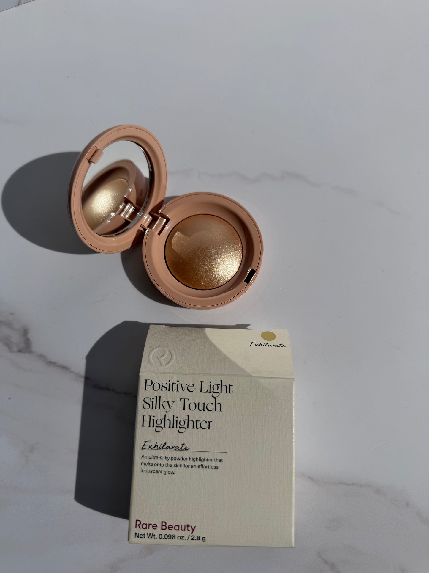 Positive Light Silky Touch Highlighter Rare Beauty tono EXHILARATE