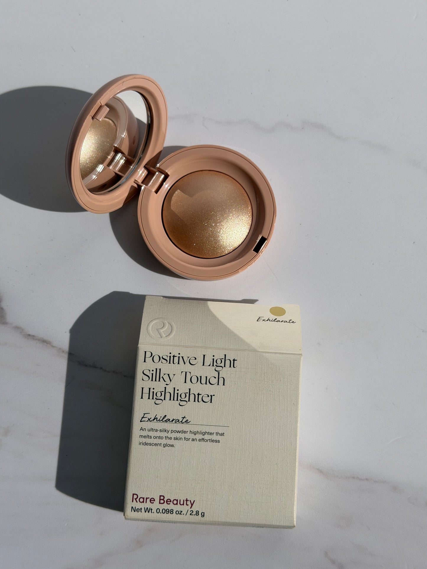 Positive Light Silky Touch Highlighter Rare Beauty tono EXHILARATE