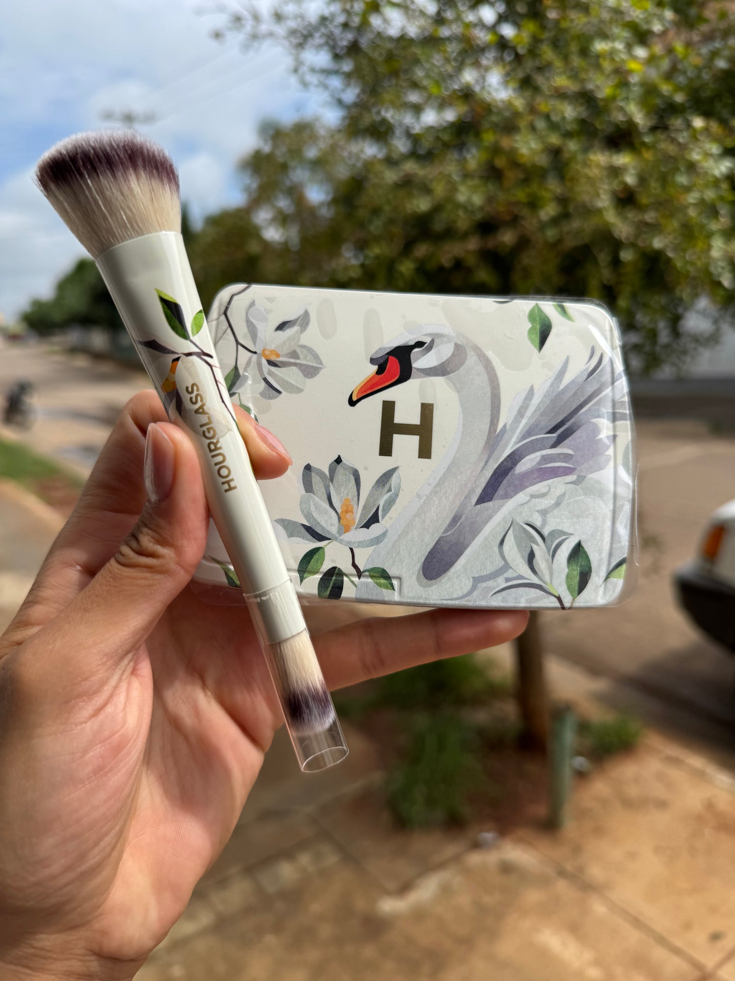 Hourglass AMBIENT LIGHTING EDIT BRUSH II SWAN