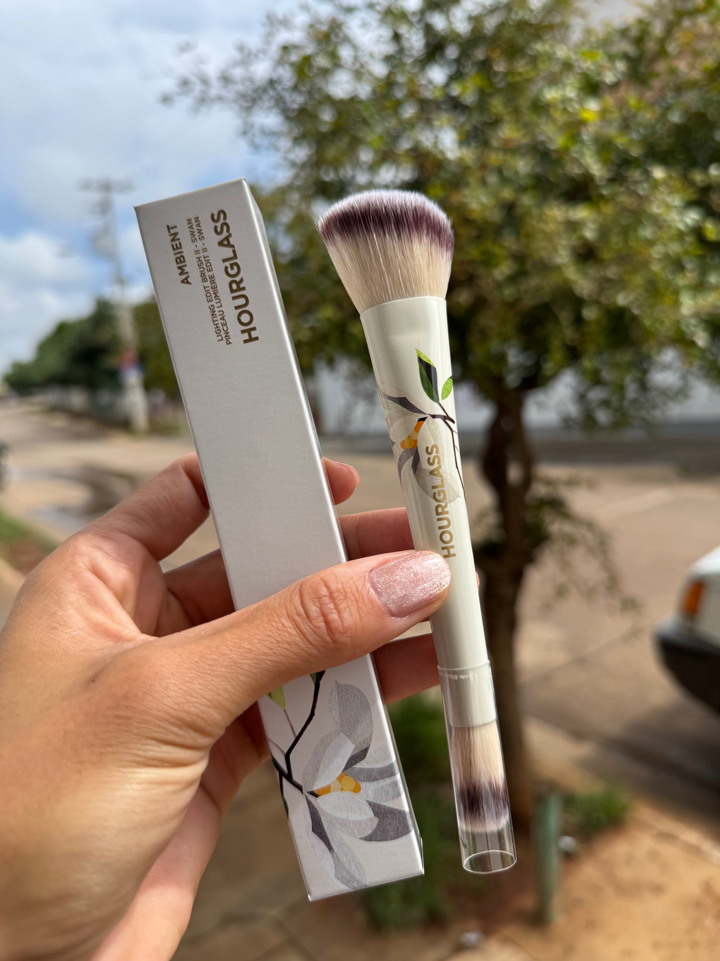 Hourglass AMBIENT LIGHTING EDIT BRUSH II SWAN