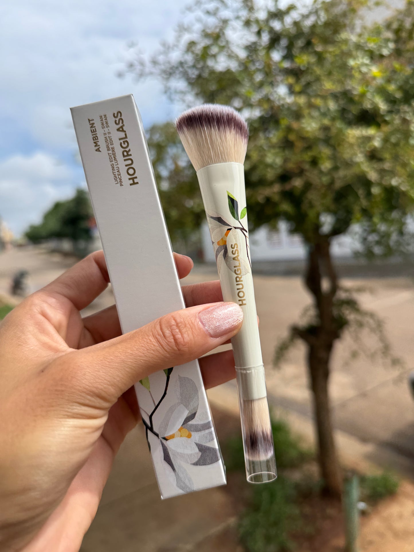 Hourglass AMBIENT LIGHTING EDIT BRUSH II SWAN
