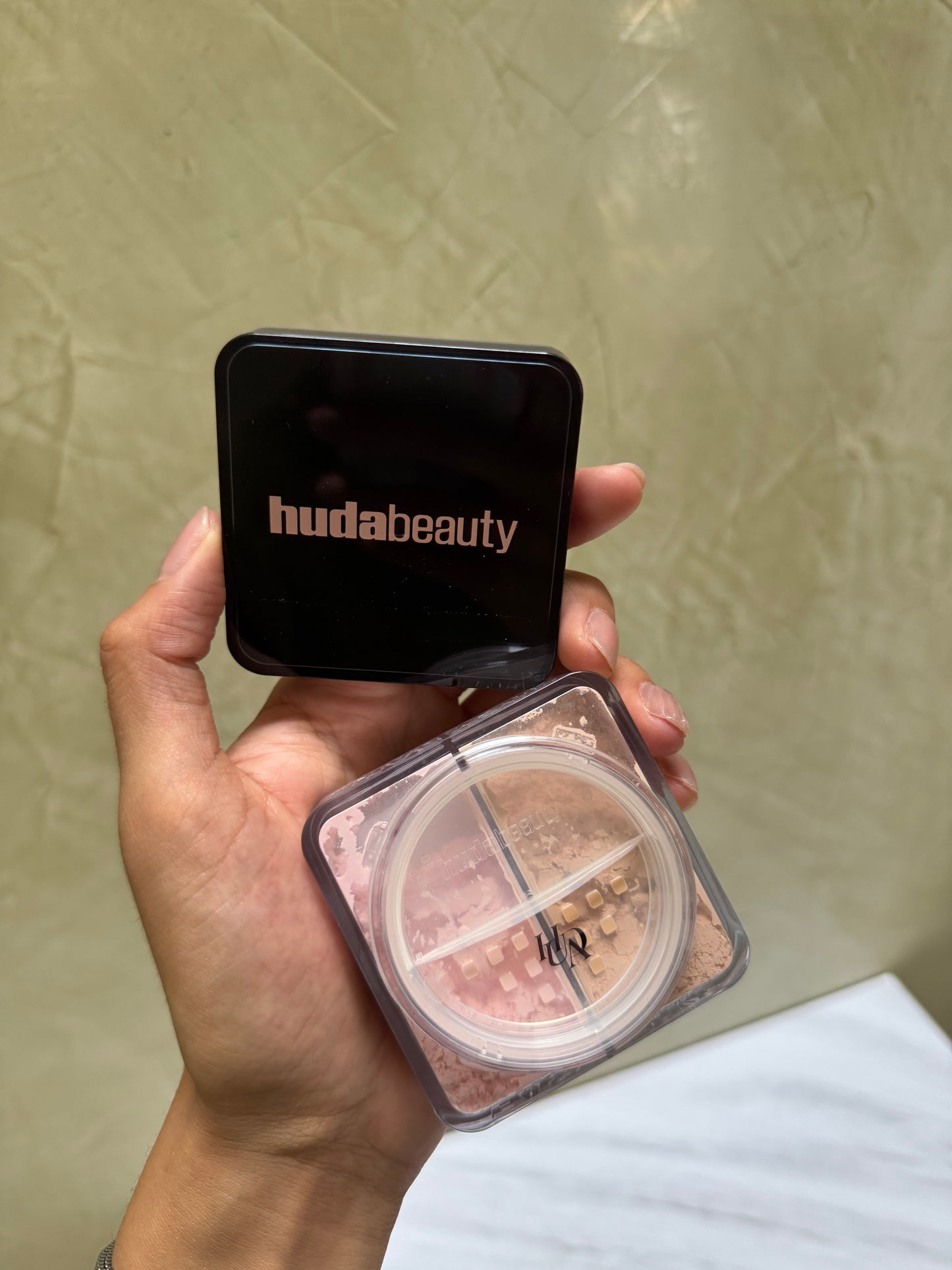HUDA BEAUTY Easy Bake Loose Powder Brightening + Correcting Duo Tonos- Cherry Blossom Cake- Peach Pie
