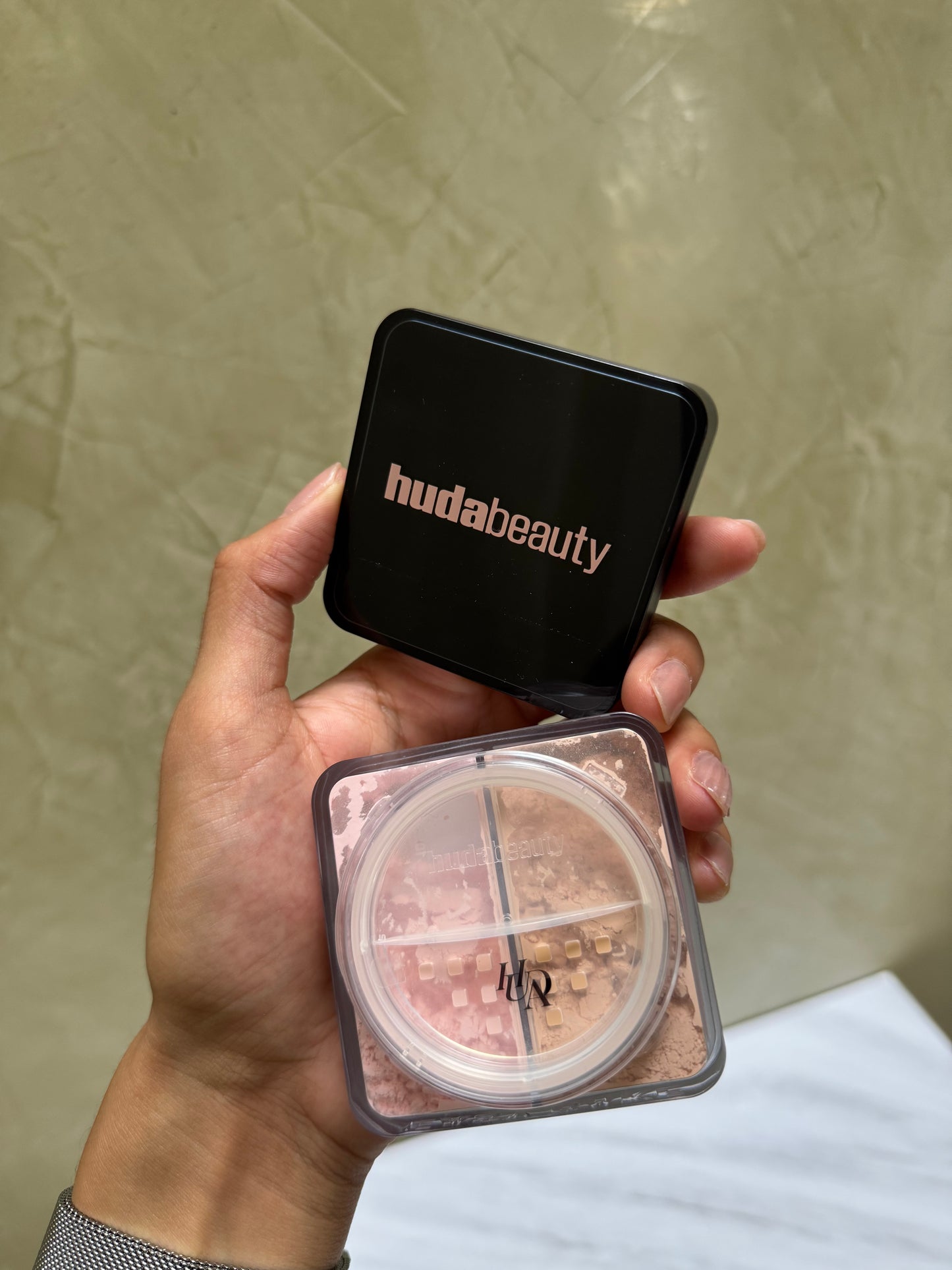 HUDA BEAUTY Easy Bake Loose Powder Brightening + Correcting Duo Tonos- Cherry Blossom Cake- Peach Pie