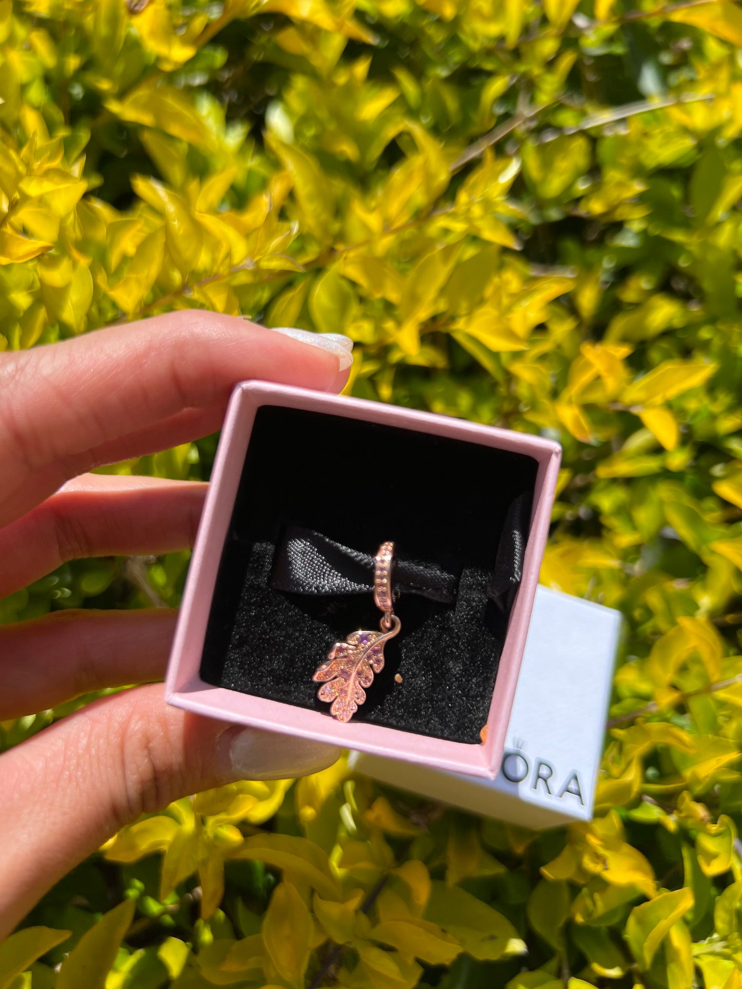 Charm colgante pluma con piedras lilas en oro rosado PANDORA ESPAÑA