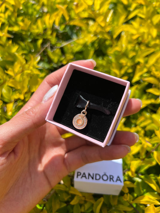 Charm logo rosa dos círculos en oro rosa  PANDORA ESPAÑA